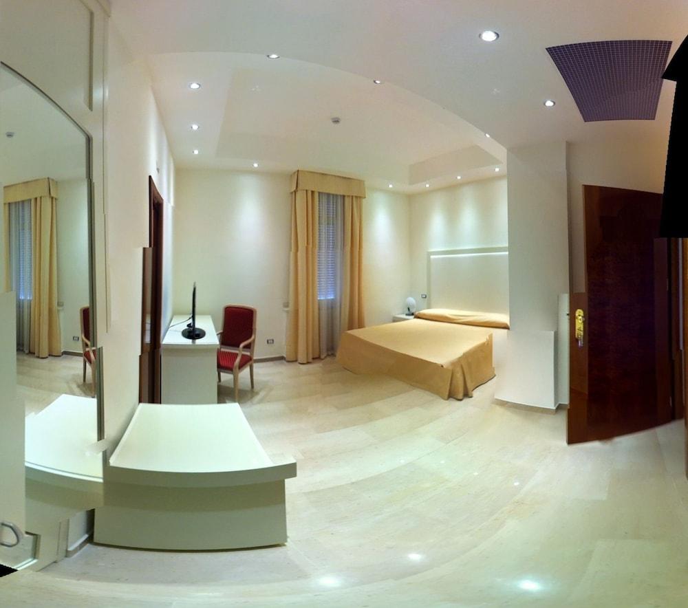 פויג'ה Hotel Europa מראה חיצוני תמונה