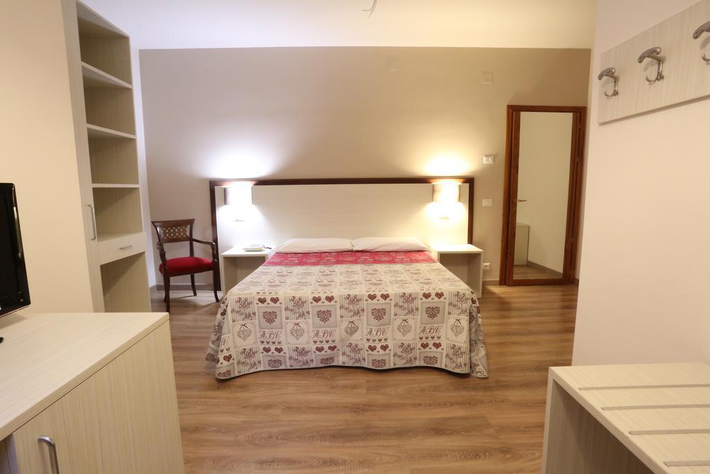 פויג'ה Hotel Europa מראה חיצוני תמונה