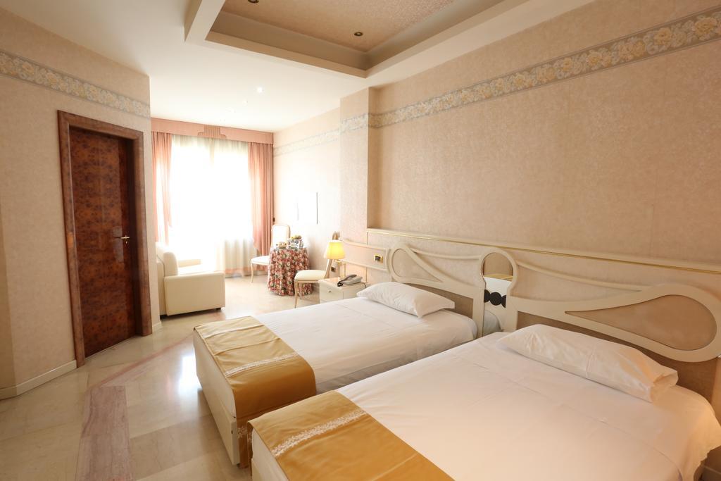 פויג'ה Hotel Europa מראה חיצוני תמונה