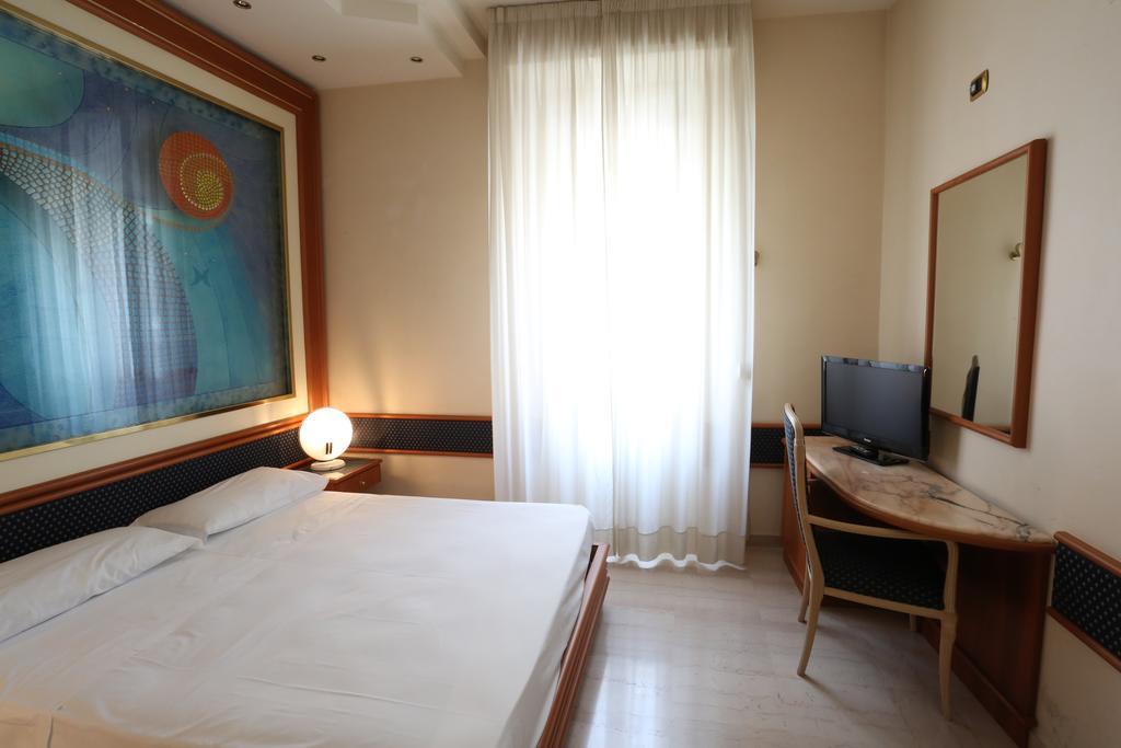 פויג'ה Hotel Europa מראה חיצוני תמונה