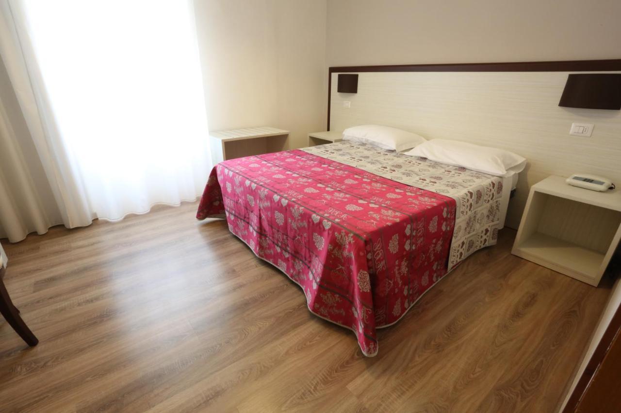 פויג'ה Hotel Europa מראה חיצוני תמונה