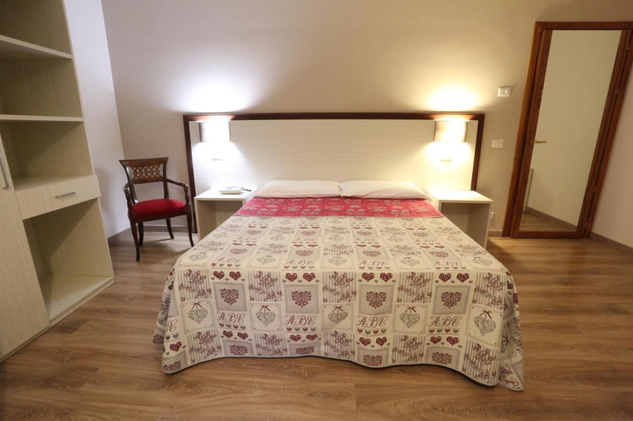 פויג'ה Hotel Europa מראה חיצוני תמונה