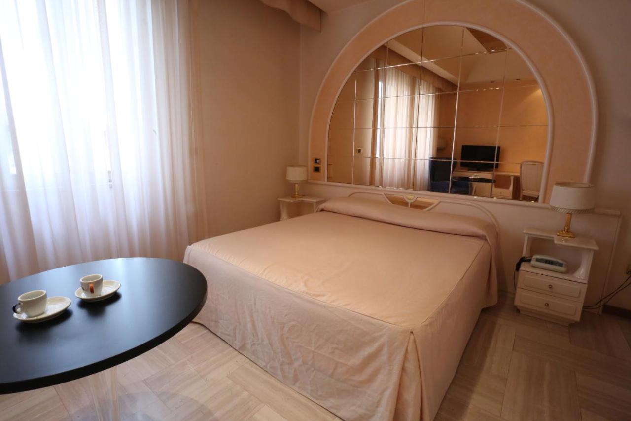 פויג'ה Hotel Europa מראה חיצוני תמונה